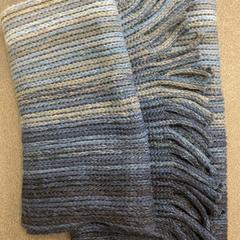 Châle Blau meliert, a été signalé par Schönbrunn "Group Center" utilisant iLost