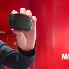 Testmelegítő Airphones black Sony, amint azt MEININGER Hotel Roma Termini az iLost segítségével jelentette.