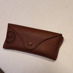 Brilleetui med briller, som rapportert av Qbuzz ZHN ved bruk av iLost