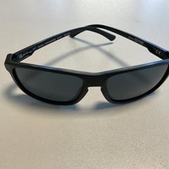 Gafas de sol Decathlon zwart, segundo informou Breng Arnhem usando iLost