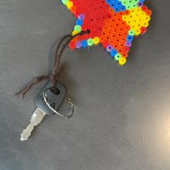 열쇠 Met strijkkralen sleutelhanger, iLost를 사용하여 Burgers' Zoo에 보고됨