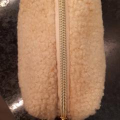 Toaletná taška, ako bolo nahlásené Rotterdam The Hague Airport pomocou iLost