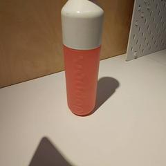 Láhev na pití Roze, jak nahlášeno IKEA Groningen pomocí iLost