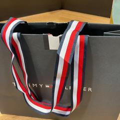 Shopingbag Tommy Hilfiger, rapporterat av Designer Outlet Roosendaal med iLost