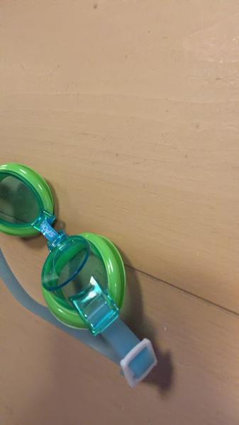 Swimming goggles