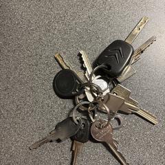 Sleutels is in grijze jas, jak bylo nahlášeno na iLost