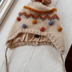 ビーニー Beige met gekleurde bolletjes がiLostで DierenPark Amersfoort によって報告されました