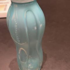飲用ボトル Blauw Tupperware がiLostで Universiteit Gent - Faculteitsbibliotheek LW によって報告されました