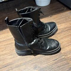 Sapatos, como reportado por Van der Valk Hotel Veenendaal utilizando o iLost