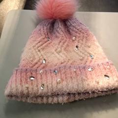 Bonnet bebe rose avec  pompoms Ponpom, as reported by IKEA Hénin-Beaumont using iLost