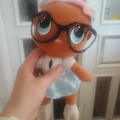 Baby doll with glasses, segundo informou a iLost
