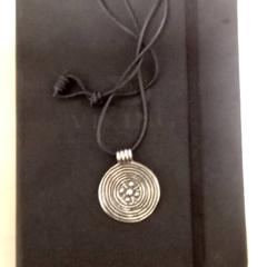 공책 & 목걸이 noot, iLost를 사용하여 Mövenpick Hotel Amsterdam City Centre에 보고됨