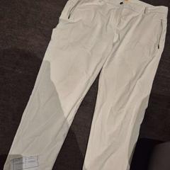 Bukser white pant, som rapportert av The Dominican ved bruk av iLost