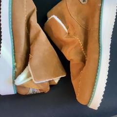 くつ Brown がiLostで MEININGER Hotel Berlin Central Station によって報告されました