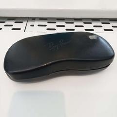 Szemüvegtok szemüveggel Rayban, amint azt Arriva Limburg Zuid az iLost segítségével jelentette.