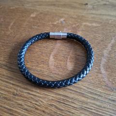 Zwart armbandje, iLost에 보고됨