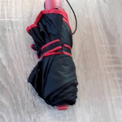 折り畳み傘 Zwart met rode bies がiLostで EBS Tramplein によって報告されました