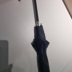 Guarda-chuva zwart, como reportado por IKEA Wilrijk utilizando o iLost