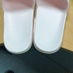 Sandália, como reportado por Sheraton Brussels Airport Hotel utilizando o iLost