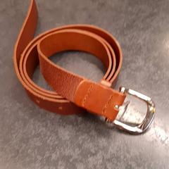 إكسسوارات الملابس، كما تم الإبلاغ عنه بواسطة Rotterdam The Hague Airport عبر iLost