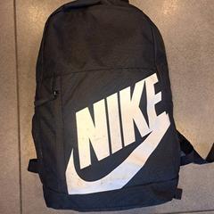 İLost kullanarak Regio West-Vlaanderen tarafından bildirildiği gibi Sırt çantası zwart Nike