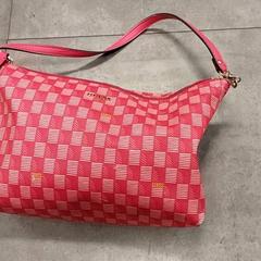 Bolsa - Handtas Hovsepyan, ha sido reportado por Regio Oost-Vlaanderen con iLost