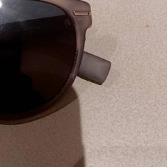 Sunglasses, as reported by De Efteling using iLost