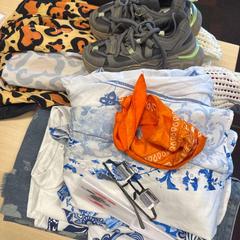 Sportschoenen, Kleren & Feestbril glasses, zoals gemeld door Amsterdam ID Aparthotel met iLost