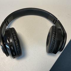 Headphones, as reported by Breng Arnhem using iLost