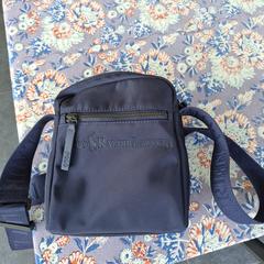 Draagtas Ralph Lauren blauw, segundo informou a iLost