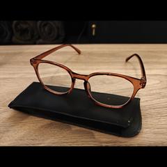 Bril in zwarte insteekhoes, as reported to iLost