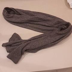 Sciarpa Grijs, come riportato da Van der Valk Hotel Schiphol utilizzando iLost