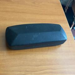 Estuche para lentes con lentes, segundo informou Arriva Achterhoek-Rivierenland usando iLost