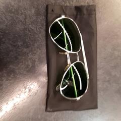 Brilleetui med briller, som rapportert av Rotterdam The Hague Airport ved bruk av iLost