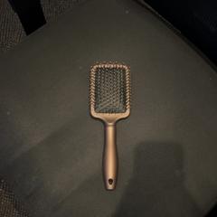 Kartáč na vlasy, jak nahlášeno Van der Valk Hotel Utrecht pomocí iLost