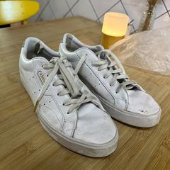 Shoes trainers がiLostで Conscious Hotel Westerpark によって報告されました