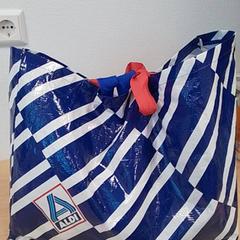 Sacchetto Bisschoppen Aldi, come riportato da Qbuzz Fryslân utilizzando iLost