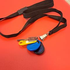 Sleutels met geel label met nr '408, segundo informou Arriva Infoshop Enschede usando iLost