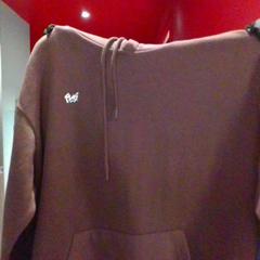 Pulóver BROWN, amint azt MEININGER Hotel Roma Termini az iLost segítségével jelentette.