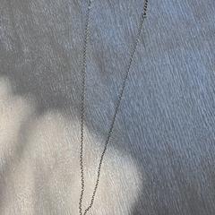 Een goudkleurige ketting met 2 initialen, jak bylo nahlášeno na iLost