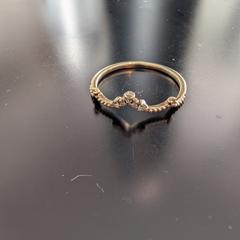 Gouden ring met diamantjes, jak bylo nahlášeno na iLost