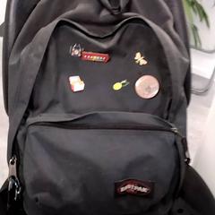 Ryggsekk Zwart, meerdere pins oo voorkant, som rapportert av Arriva Infoshop Enschede ved bruk av iLost