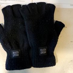 Kläder - Handschoenen, rapporterat av Regio West-Vlaanderen med iLost