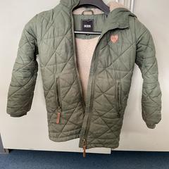 سترة أطفال Groen mt 110، كما تم الإبلاغ عنه بواسطة Breng Arnhem عبر iLost