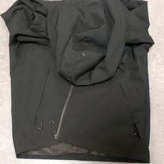 의류 - Jas zwart, iLost를 사용하여 Regio Oost-Vlaanderen에 보고됨