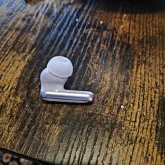 Oordopjes / AirPod achtig, amint azt az iLostnak jelentették.