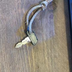 Bizikletaren giltza met leren koordje, gisa salatu by Paaspop 2025 iLost erabiliz