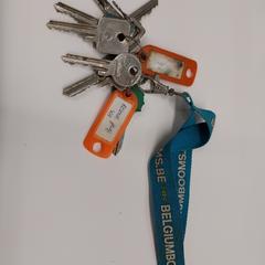 Keys (various) 7 sleutels met 2 naamplaatjes, as reported by Stad Hasselt using iLost