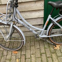 Fiets Cortina Dames Grijs station Ermelo 31-10-25, amint azt az iLostnak jelentették.