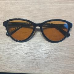 Occhiali da sole Negro y amarillo, come riportato da MEININGER Hotel Barcelona Fira Gran Via utilizzando iLost